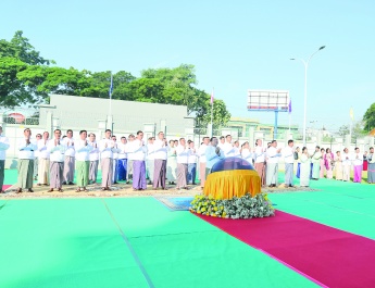 ပြည်ထောင်စုသမ္မတမြန်မာနိုင်ငံတော်ယာယီသမ္မတနိုင်ငံတော်လုံခြုံရေးနှင့်အေးချမ်းသာယာရေးကော်မရှင်ဥက္ကဋ္ဌဗိုလ်ချုပ်မှူးကြီးမင်းအောင်လှိုင် မြန်မာ နိုင်ငံတော်ဗဟိုဘဏ် (မန္တလေးဘဏ်ခွဲ)ရုံး အဆောက်အဦသစ်ဖွင့်ပွဲသို့ တက်ရောက်ချီးမြှင့် 