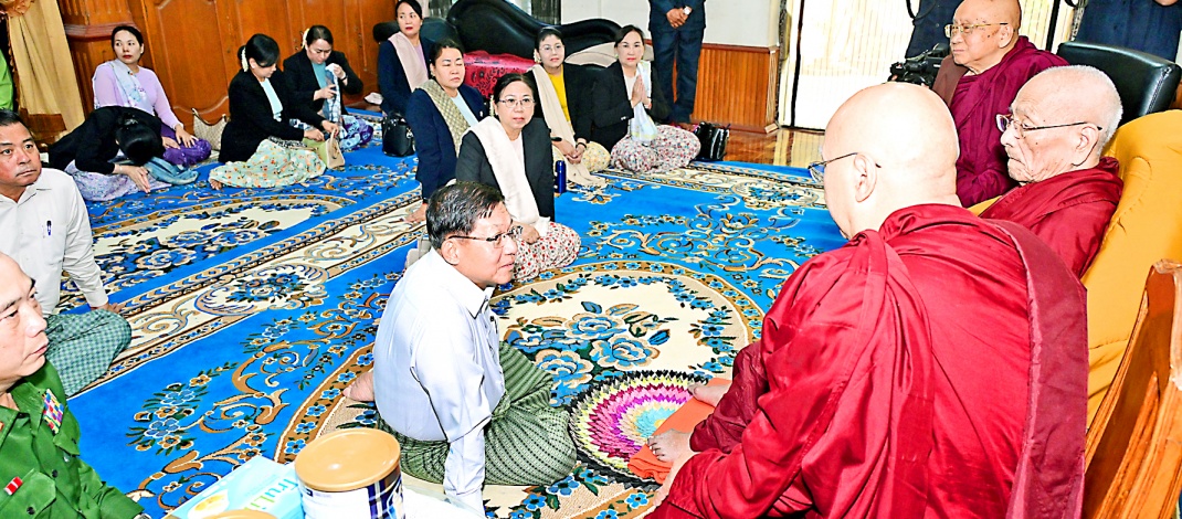 Acting President of the Republic of the Union of Myanmar and SSPC Chairman Senior General Min Aung Hlaing and wife Daw Kyu Kyu Hla visit and inquire about the health of the presiding Nayaka of Maha Wizitayon Monastery in Mandalay and provide necessary assistance