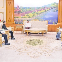 ပြည်ထောင်စုသမ္မတမြန်မာနိုင်ငံတော် ယာယီသမ္မတ နိုင်ငံတော်လုံခြုံရေးနှင့် အေးချမ်းသာယာရေးကော်မရှင်ဥက္ကဋ္ဌ ဗိုလ်ချုပ်မှူးကြီး မင်းအောင်လှိုင်မြန်မာနိုင်ငံဆိုင်ရာ ထိုင်းနိုင်ငံသံအမတ်ကြီးအား လက်ခံတွေ့ဆုံ 