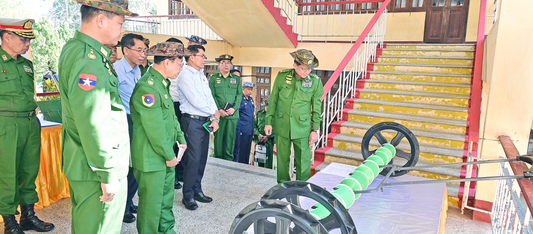 နိုင်ငံတော်လုံခြုံရေးနှင့် အေးချမ်းသာယာရေးကော်မရှင်ဥက္ကဋ္ဌ တပ်မတော်ကာကွယ်ရေးဦးစီးချုပ်  ဗိုလ်ချုပ်မှူးကြီးမင်းအောင်လှိုင်  ဆင်တဲနှင့်ထုံးဘိုတို့ရှိ တပ်မတော်အကြီးစားစက်ရုံများ၌ လယ်ယာသုံး စက်ကိရိယာများနှင့် မော်တော်ယာဉ်များထုတ်လုပ်နေမှုအား သွားရောက်ကြည့်ရှုစစ်ဆေး