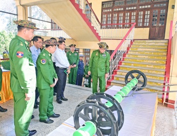 နိုင်ငံတော်လုံခြုံရေးနှင့် အေးချမ်းသာယာရေးကော်မရှင်ဥက္ကဋ္ဌ တပ်မတော်ကာကွယ်ရေးဦးစီးချုပ်  ဗိုလ်ချုပ်မှူးကြီးမင်းအောင်လှိုင်  ဆင်တဲနှင့်ထုံးဘိုတို့ရှိ တပ်မတော်အကြီးစားစက်ရုံများ၌ လယ်ယာသုံး စက်ကိရိယာများနှင့် မော်တော်ယာဉ်များထုတ်လုပ်နေမှုအား သွားရောက်ကြည့်ရှုစစ်ဆေး