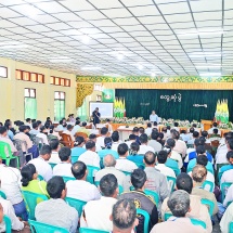 ပြည်ထောင်စုသမ္မတမြန်မာနိုင်ငံတော် ယာယီသမ္မတ နိုင်ငံတော်လုံခြုံရေးနှင့် အေးချမ်းသာယာရေး ကော်မရှင်ဥက္ကဋ္ဌ ဗိုလ်ချုပ်မှူးကြီးမင်းအောင်လှိုင် ကန်ကြီးထောင့်မြို့ရှိ ဌာနဆိုင်ရာတာဝန်ရှိသူများ၊ မြို့မိမြို့ဖများနှင့်တွေ့ဆုံ၍ ဒေသဖွံ့ဖြိုးတိုးတက်ရေးဆိုင်ရာများဆွေးနွေး      