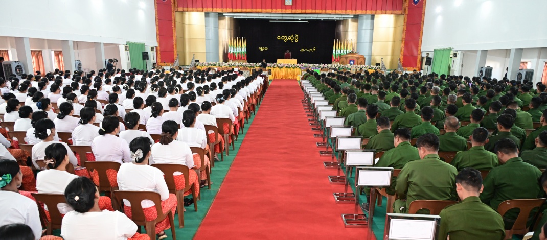 Chairman of the State Security and Peace Commission and Commander-in-Chief of Defence Services Senior General Min Aung Hlaing meets officers, other ranks and families of Mandalay Station of Central Command 