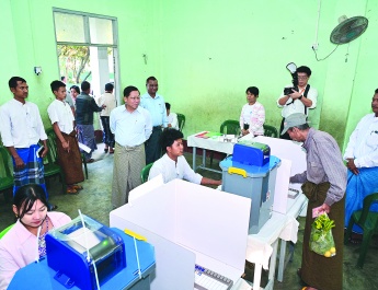 နိုင်ငံတော်ယာယီသမ္မတ နိုင်ငံတော်လုံခြုံရေးနှင့်အေးချမ်းသာယာရေးကော်မရှင်ဥက္ကဋ္ဌ ဗိုလ်ချုပ်မှူးကြီးမင်းအောင်လှိုင် ပြည်ထောင်စုသမ္မတမြန်မာနိုင်ငံတော် ၂၀၂၅ ခုနှစ် ပါတီစုံဒီမိုကရေစီအထွေထွေရွေးကောက်ပွဲ အပိုင်း(၂)တွင် ပါဝင်ဆန္ဒမဲပေးနေကြသည့် မဲဆန္ဒရှင်ပြည်သူများအား မဲရုံများအလိုက် လိုက်လံကြည့်ရှုအားပေး