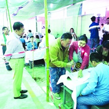 နိုင်ငံတော်ယာယီသမ္မတ နိုင်ငံတော်လုံခြုံရေးနှင့်အေးချမ်းသာယာရေးကော်မရှင်ဥက္ကဋ္ဌ ဗိုလ်ချုပ်မှူးကြီးမင်းအောင်လှိုင် ပြည်ထောင်စုသမ္မတမြန်မာနိုင်ငံတော် ၂၀၂၅ ခုနှစ် ပါတီစုံဒီမိုကရေစီအထွေထွေရွေးကောက်ပွဲ အပိုင်း(၃)တွင် ပါဝင်ဆန္ဒမဲပေးနေကြသည့် မဲဆန္ဒရှင်ပြည်သူများအား မဲရုံများအလိုက် လိုက်လံကြည့်ရှုအားပေး       