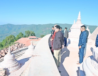 ပြည်ထောင်စုသမ္မတမြန်မာနိုင်ငံတော် ယာယီသမ္မတ နိုင်ငံတော်လုံခြုံရေးနှင့်အေးချမ်းသာယာရေးကော်မရှင်ဥက္ကဋ္ဌ ဗိုလ်ချုပ်မှူးကြီးမင်းအောင်လှိုင်ရှမ်းပြည်နယ်(အရှေ့ပိုင်း) ကျိုင်းတုံမြို့၊ ဗုဒ္ဓဥယျာဉ်ဝတ္ထုကံတော်အတွင်း တည်ထားကိုးကွယ်သည့် သတ္တသတ္တာဟ မဟာဗောဓိစေတီတော်မြတ်ကြီး၊ အဘယရာဇမုနိရုပ်ပွားတော်မြတ်ကြီးတို့နှင့် ကျိုင်းတုံမြို့ကျက်သရေဆောင် မဟာမြတ်မုနိဘုရားကြီးတို့သို့ သွားရောက်ဖူးမြော်ကြည်ညို