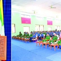 နိုင်ငံတော်လုံခြုံရေးနှင့်အေးချမ်းသာယာရေးကော်မရှင်ဥက္ကဋ္ဌ တပ်မတော်ကာကွယ်ရေးဦးစီးချုပ် ဗိုလ်ချုပ်မှူးကြီးမင်းအောင်လှိုင် အနောက်တောင်တိုင်းစစ်ဌာနချုပ်၊ ဟိုင်းကြီးကျွန်းတပ်နယ်မှ  အရာရှိ၊ စစ်သည်၊ မိသားစုများအား တွေ့ဆုံအမှာစကားပြောကြား           