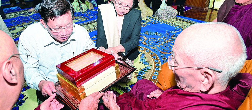 ပြည်ထောင်စုသမ္မတမြန်မာနိုင်ငံတော် ယာယီသမ္မတ နိုင်ငံတော်လုံခြုံရေးနှင့်အေးချမ်းသာယာရေးကော်မရှင်ဥက္ကဋ္ဌ ဗိုလ်ချုပ်မှူးကြီးမင်းအောင်လှိုင်နှင့်ဇနီးဒေါ်ကြူကြူလှ မန္တလေးမြို့၊ မဟာဝိဇိတာရုံကျောင်းတိုက်ပဓာနနာယကဆရာတော်ကြီး၏ ကျန်းမာရေးအခြေအနေများအား သွားရောက်မေးမြန်းလျှောက်ထားပြီး လိုအပ်သည်များ ဖြည့်ဆည်းဆောင်ရွက်