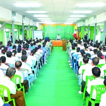 ပြည်ထောင်စုသမ္မတမြန်မာနိုင်ငံတော် ယာယီသမ္မတ နိုင်ငံတော်လုံခြုံရေးနှင့်အေးချမ်းသာယာရေးကော်မရှင်ဥက္ကဋ္ဌ ဗိုလ်ချုပ်မှူးကြီးမင်းအောင်လှိုင် သာပေါင်းမြို့ရှိ မြို့နယ်အဆင့် ဌာနဆိုင်ရာတာဝန်ရှိသူများ၊ မြို့မိမြို့ဖများနှင့်တွေ့ဆုံ၍ ဒေသဖွံ့ဖြိုးတိုးတက်ရေးဆိုင်ရာများဆွေးနွေး