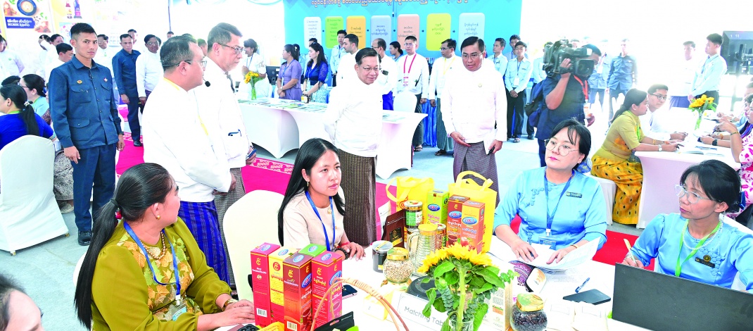 ပြည်ထောင်စုသမ္မတမြန်မာနိုင်ငံတော် ယာယီသမ္မတ နိုင်ငံတော်လုံခြုံရေးနှင့်အေးချမ်းသာယာရေးကော်မရှင်ဥက္ကဋ္ဌ ဗိုလ်ချုပ်မှူးကြီးမင်းအောင်လှိုင် ၂၀၂၆ ခုနှစ်၊ (၇၉)နှစ်မြောက် ပြည်ထောင်စုနေ့အထိမ်းအမှတ် ပြည်ထောင်စုအဆင့် MSME ထုတ်ကုန်ပြပွဲနှင့်စေဈးရောင်းပွဲတော်ရှိပြခန်းများအား သွားရောက်ကြည့်ရှုအားပေး