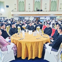 ရန်ကုန်တက္ကသိုလ်၊ အထူးဘွဲ့နှင်းသဘင်ညစာစားပွဲကျင်းပ ပြည်ထောင်စုသမ္မတမြန်မာနိုင်ငံတော် ယာယီသမ္မတ နိုင်ငံတော်လုံခြုံရေးနှင့် အေးချမ်းသာယာရေးကော်မရှင်ဥက္ကဋ္ဌ ဗိုလ်ချုပ်မှူးကြီးမင်းအောင်လှိုင်နှင့်ဇနီး ဒေါ်ကြူကြူလှတို့ တက်ရောက်ချီးမြှင့် 