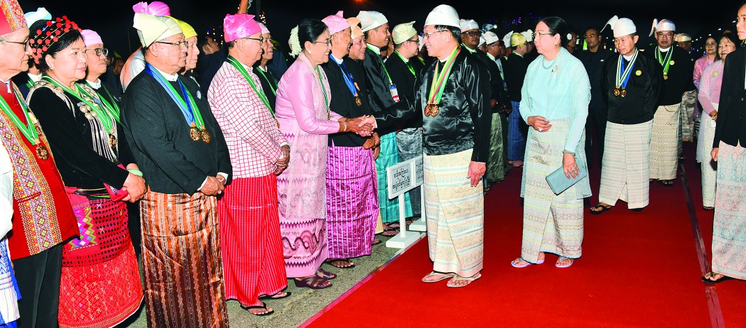 ပြည်ထောင်စုသမ္မတမြန်မာနိုင်ငံတော်ယာယီသမ္မတနိုင်ငံတော်လုံခြုံရေးနှင့်အေးချမ်းသာယာရေးကော်မရှင်ဥက္ကဋ္ဌ ဗိုလ်ချုပ်မှူးကြီး သတိုးမဟာသရေစည်သူ သတိုးသီရိသုဓမ္မ မင်းအောင်လှိုင်နှင့်ဇနီး ဒေါ်ကြူကြူလှတို့က (၇၉)နှစ်မြောက် ပြည်ထောင်စုနေ့ အထိမ်းအမှတ် ဂုဏ်ပြုညစာစားပွဲဖြင့် တည်ခင်းဧည့်ခံ