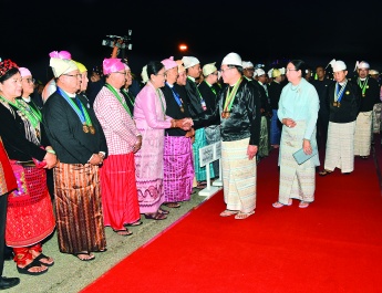 ပြည်ထောင်စုသမ္မတမြန်မာနိုင်ငံတော်ယာယီသမ္မတနိုင်ငံတော်လုံခြုံရေးနှင့်အေးချမ်းသာယာရေးကော်မရှင်ဥက္ကဋ္ဌ ဗိုလ်ချုပ်မှူးကြီး သတိုးမဟာသရေစည်သူ သတိုးသီရိသုဓမ္မ မင်းအောင်လှိုင်နှင့်ဇနီး ဒေါ်ကြူကြူလှတို့က (၇၉)နှစ်မြောက် ပြည်ထောင်စုနေ့ အထိမ်းအမှတ် ဂုဏ်ပြုညစာစားပွဲဖြင့် တည်ခင်းဧည့်ခံ