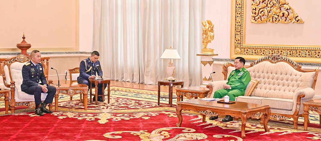 နိုင်ငံတော်လုံခြုံရေးနှင့်အေးချမ်းသာယာရေးကော်မရှင်ဥက္ကဋ္ဌ  တပ်မတော်ကာကွယ်ရေးဦးစီးချုပ် ဗိုလ်ချုပ်မှူးကြီးမင်းအောင်လှိုင် ထိုင်းဘုရင့်လေတပ်ဦးစီးချုပ် ဦးဆောင်သည့် ကိုယ်စားလှယ်အဖွဲ့အားလက်ခံတွေ့ဆုံ 