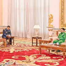 နိုင်ငံတော်လုံခြုံရေးနှင့်အေးချမ်းသာယာရေးကော်မရှင်ဥက္ကဋ္ဌ  တပ်မတော်ကာကွယ်ရေးဦးစီးချုပ် ဗိုလ်ချုပ်မှူးကြီးမင်းအောင်လှိုင် ထိုင်းဘုရင့်လေတပ်ဦးစီးချုပ် ဦးဆောင်သည့် ကိုယ်စားလှယ်အဖွဲ့အားလက်ခံတွေ့ဆုံ 