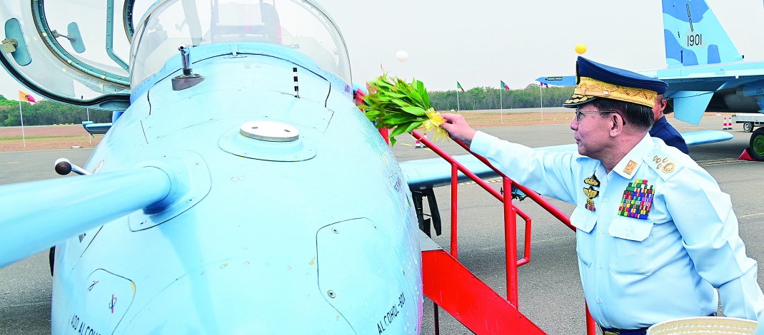 နိုင်ငံတော်လုံခြုံရေးနှင့် အေးချမ်းသာယာရေးကော်မရှင်ဥက္ကဋ္ဌ  တပ်မတော်ကာကွယ်ရေးဦးစီးချုပ်  ဗိုလ်ချုပ်မှူးကြီးမင်းအောင်လှိုင် တပ်မတော်(လေ) လေယာဉ်များ တပ်တော်ဝင်အခမ်းအနားသို့ တက်ရောက်ချီးမြှင့်  