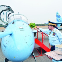 နိုင်ငံတော်လုံခြုံရေးနှင့် အေးချမ်းသာယာရေးကော်မရှင်ဥက္ကဋ္ဌ  တပ်မတော်ကာကွယ်ရေးဦးစီးချုပ်  ဗိုလ်ချုပ်မှူးကြီးမင်းအောင်လှိုင် တပ်မတော်(လေ) လေယာဉ်များ တပ်တော်ဝင်အခမ်းအနားသို့ တက်ရောက်ချီးမြှင့်  