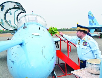 နိုင်ငံတော်လုံခြုံရေးနှင့် အေးချမ်းသာယာရေးကော်မရှင်ဥက္ကဋ္ဌ  တပ်မတော်ကာကွယ်ရေးဦးစီးချုပ်  ဗိုလ်ချုပ်မှူးကြီးမင်းအောင်လှိုင် တပ်မတော်(လေ) လေယာဉ်များ တပ်တော်ဝင်အခမ်းအနားသို့ တက်ရောက်ချီးမြှင့်  