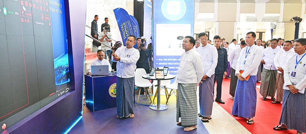 ပြည်ထောင်စုသမ္မတမြန်မာနိုင်ငံတော် ယာယီသမ္မတ နိုင်ငံတော်လုံခြုံရေးနှင့် အေးချမ်း သာယာရေးကော်မရှင်ဥက္ကဋ္ဌ ဗိုလ်ချုပ်မှူးကြီးမင်းအောင်လှိုင် ဒစ်ဂျစ်တယ်မြန်မာနည်း ပညာနှီးနှောဖလှယ်ပွဲနှင့် ပြပွဲအခမ်းအနားသို့ တက်ရောက်ဖွင့်လှစ်ပေး